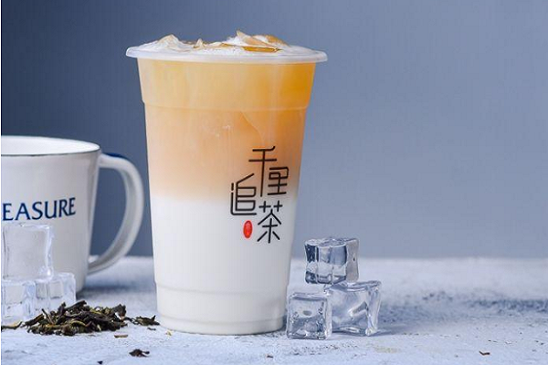 最近,钱江晚报吃货社区有网友向我们爆料,在家门口的社区水果店喝到了免费的无人奶茶。无人售卖的奶茶你敢喝吗,小伙喝完怀疑人生 清晨,杭州吃货记者骑着他的小电驴准备去探寻一下——他在嘉德广场附近找了一圈,没有找到相关的店铺,于是转到湖别墅南路,终于在位于湖别墅南路103号的一家平平无奇的水果店找到了这台自助奶茶机。 “你也可以提前下单,然后去商店取货,使用起来很方便。 现在的水果店这么洋气吗? 自助奶茶味道如何? 据网民提示,我们打开了一个叫噻哇咖的小程序。无人售卖的奶茶你敢喝吗,小伙喝完怀疑人生 该小程序显示,可提供的服务点有13个,其中7个显示营业,6个显示营业一直处于打样状态。与奶茶店几十个品类相比,菜单上可供选择的产品更为单一,提供精品咖啡、多奶奶茶、新鲜果汁、纯茶、果茶五种饮料。 相对于一般的商店,自助星巴克的菜单明显不如商店丰富。由于咖啡机只能做热饮,所以不能调配星巴克深受欢迎的星冰乐系列。然而,价格更便宜!一般商店一杯25元的中杯美式到自助星巴克只需18元。而且在店里,加一泵糖浆需要额外3元,而这里的糖浆可以免费自助! 清晨,杭州吃货记者骑着他的小电驴准备去探寻一下——他在嘉德广场附近找了一圈,没有找到相关的店铺,于是转到湖别墅南路,终于在位于湖别墅南路103号的一家平平无奇的水果店找到了这台自助奶茶机。 机器放在水果店入口的显著位置。用户可以在机器上自己下单,也可以通过小程序下单,然后在机器上输入零件代码进行提货。有奶茶、水果茶、咖啡可供选择,一杯饮料的价格从8元到20元不等。无人售卖的奶茶你敢喝吗,小伙喝完怀疑人生 享受全年统一价格25元中杯饮料任意一杯的折扣权益,不含手冲咖啡/冰激凌系列,年卡仅限本人使用,加客户服务兑换年卡权益激活码,可在店内升级,加3元升级为大杯,6元升级为超大杯,具体兑换品类以星巴克店为准。 按照机器上的提示,DIY喝了一杯咖啡,味道怎么样…真的不说平平无奇,简直是索然无味。 水果店老板娘说,自4月10日机器放在店里以来,生意不好也不差。目前应该是新用户第一杯免费关系,每天都有人陆陆续续来。 而且这个位于玉泉附近的家,显得洋气多了,看起来更像是一个独立的无人咖啡小站,挂在招牌上的一溜奶茶,看上去也很诱人- 事实上,自助咖啡在杭州并不新鲜。钱江晚报报道了杭州新华侨酒店的自助星巴克无人售卖的奶茶你敢喝吗,小伙喝完怀疑人生 不需要服务员,不需要在店里等,只需要简单的操作,不到两分钟就可以调配一杯星巴克咖啡。 自助咖啡机放在复古的黑白背景墙前,墙上星巴克的美人鱼标志醒目优雅。整个咖啡机分为三部分。左边的储物柜里放着新鲜牛奶,中间的显示器是触摸屏菜单,右边的显示屏上有操作提示。咖啡机旁边的杯子保留了店里的大杯、中杯、小杯型,还贴心准备了防烫手包装和搅拌棒。 相对于一般的商店,自助星巴克的菜单明显不如商店丰富。由于咖啡机只能做热饮,所以不能调配星巴克深受欢迎的星冰乐系列。然而,价格更便宜!一般商店一杯25元的中杯美式到自助星巴克只需18元。而且在店里,加一泵糖浆需要额外3元,而这里的糖浆可以免费自助! 那么,问题来了,你会选择这种饮料自助吗? 您有没有经历过DIY咖啡,奶茶?您的体验是如何?无人售卖的奶茶你敢喝吗,小伙喝完怀疑人生 最近,钱江晚报吃货社区有网友向我们爆料,在家门口的社区水果店喝到了免费的无人奶茶。无人售卖的奶茶你敢喝吗,小伙喝完怀疑人生 清晨,杭州吃货记者骑着他的小电驴准备去探寻一下——他在嘉德广场附近找了一圈,没有找到相关的店铺,于是转到湖别墅南路,终于在位于湖别墅南路103号的一家平平无奇的水果店找到了这台自助奶茶机。 “你也可以提前下单,然后去商店取货,使用起来很方便。 现在的水果店这么洋气吗? 自助奶茶味道如何? 据网民提示,我们打开了一个叫噻哇咖的小程序。无人售卖的奶茶你敢喝吗,小伙喝完怀疑人生 该小程序显示,可提供的服务点有13个,其中7个显示营业,6个显示营业一直处于打样状态。与奶茶店几十个品类相比,菜单上可供选择的产品更为单一,提供精品咖啡、多奶奶茶、新鲜果汁、纯茶、果茶五种饮料。 相对于一般的商店,自助星巴克的菜单明显不如商店丰富。由于咖啡机只能做热饮,所以不能调配星巴克深受欢迎的星冰乐系列。然而,价格更便宜!一般商店一杯25元的中杯美式到自助星巴克只需18元。而且在店里,加一泵糖浆需要额外3元,而这里的糖浆可以免费自助! 清晨,杭州吃货记者骑着他的小电驴准备去探寻一下——他在嘉德广场附近找了一圈,没有找到相关的店铺,于是转到湖别墅南路,终于在位于湖别墅南路103号的一家平平无奇的水果店找到了这台自助奶茶机。 机器放在水果店入口的显著位置。用户可以在机器上自己下单,也可以通过小程序下单,然后在机器上输入零件代码进行提货。有奶茶、水果茶、咖啡可供选择,一杯饮料的价格从8元到20元不等。无人售卖的奶茶你敢喝吗,小伙喝完怀疑人生 享受全年统一价格25元中杯饮料任意一杯的折扣权益,不含手冲咖啡/冰激凌系列,年卡仅限本人使用,加客户服务兑换年卡权益激活码,可在店内升级,加3元升级为大杯,6元升级为超大杯,具体兑换品类以星巴克店为准。 按照机器上的提示,DIY喝了一杯咖啡,味道怎么样…真的不说平平无奇,简直是索然无味。 水果店老板娘说,自4月10日机器放在店里以来,生意不好也不差。目前应该是新用户第一杯免费关系,每天都有人陆陆续续来。 而且这个位于玉泉附近的家,显得洋气多了,看起来更像是一个独立的无人咖啡小站,挂在招牌上的一溜奶茶,看上去也很诱人- 事实上,自助咖啡在杭州并不新鲜。钱江晚报报道了杭州新华侨酒店的自助星巴克无人售卖的奶茶你敢喝吗,小伙喝完怀疑人生 不需要服务员,不需要在店里等,只需要简单的操作,不到两分钟就可以调配一杯星巴克咖啡。 自助咖啡机放在复古的黑白背景墙前,墙上星巴克的美人鱼标志醒目优雅。整个咖啡机分为三部分。左边的储物柜里放着新鲜牛奶,中间的显示器是触摸屏菜单,右边的显示屏上有操作提示。咖啡机旁边的杯子保留了店里的大杯、中杯、小杯型,还贴心准备了防烫手包装和搅拌棒。 相对于一般的商店,自助星巴克的菜单明显不如商店丰富。由于咖啡机只能做热饮,所以不能调配星巴克深受欢迎的星冰乐系列。然而,价格更便宜!一般商店一杯25元的中杯美式到自助星巴克只需18元。而且在店里,加一泵糖浆需要额外3元,而这里的糖浆可以免费自助! 那么,问题来了,你会选择这种饮料自助吗? 您有没有经历过DIY咖啡,奶茶?您的体验是如何?无人售卖的奶茶你敢喝吗,小伙喝完怀疑人生