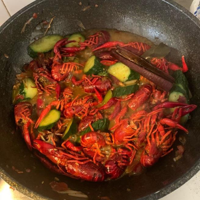 夜市上的麻辣小龙虾怎么做的,详细做法及步骤(图2) 夜市上的麻辣小龙虾怎么做的,详细做法及步骤