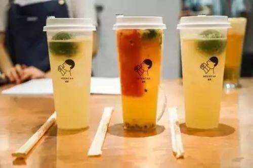 喜茶联名消毒水品牌。网友调侃：不太敢喝
