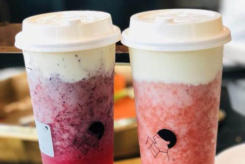 喜茶联名消毒水品牌。网友调侃：不太敢喝
