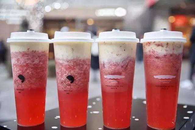 喜茶联名消毒水品牌。网友调侃：不太敢喝
