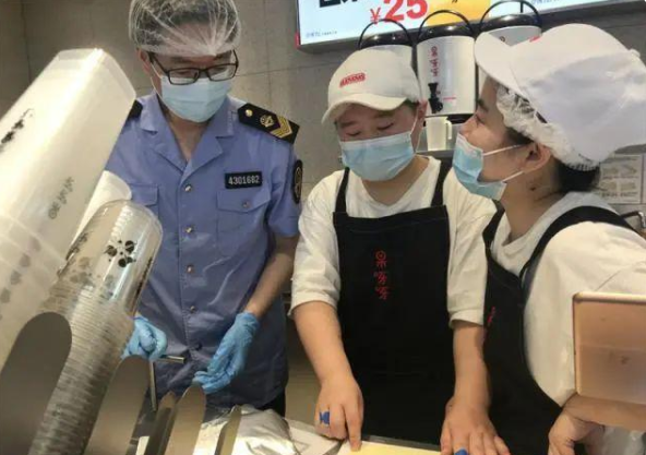 突击检查!长沙多个奶茶店检测出原料过期(图1) 突击检查!长沙多个奶茶店检测出原料过期