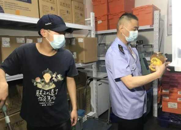 突击检查!长沙多个奶茶店检测出原料过期(图2) 突击检查!长沙多个奶茶店检测出原料过期