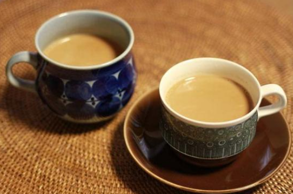 牙医提醒：爱喝奶茶的你要记得喝完刷牙哦！