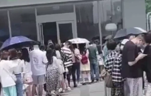 网红奶茶店排队几十米,老人误以为是打疫苗的地(图2) 网红奶茶店排队几十米,老人误以为是打疫苗的地方