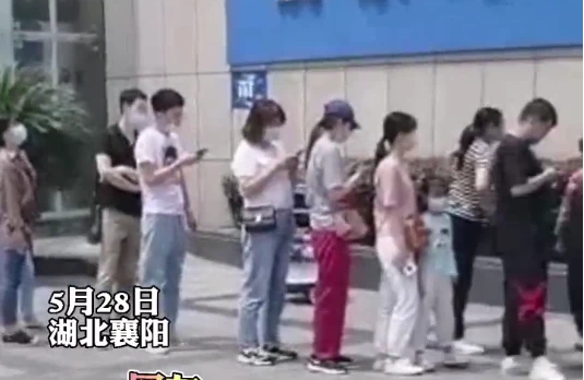 网红奶茶店排队几十米,老人误以为是打疫苗的地(图1) 网红奶茶店排队几十米,老人误以为是打疫苗的地方