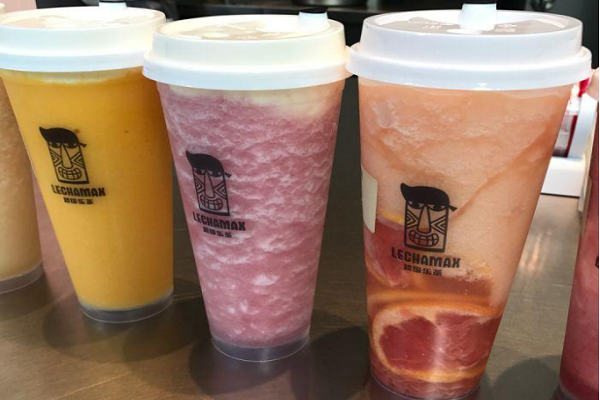网红奶茶店排队几十米,老人误以为是打疫苗的地(图3) 网红奶茶店排队几十米,老人误以为是打疫苗的地方