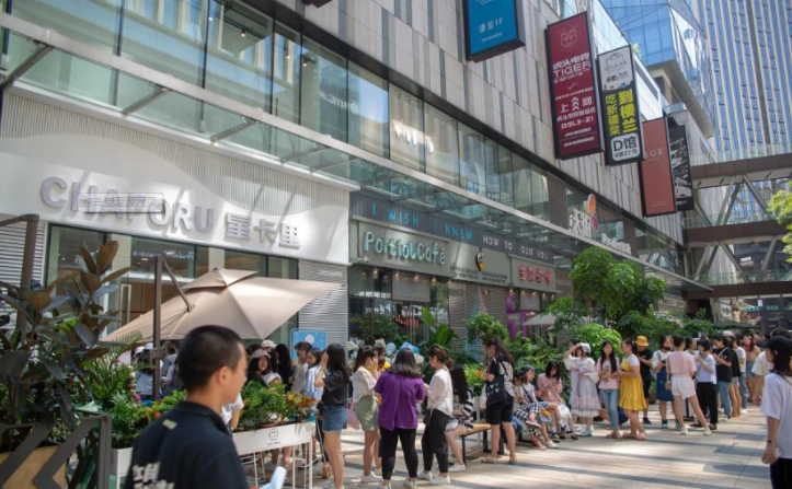 王俊凯粉丝排队买奶茶似打疫苗现场,原因是王(图1) 王俊凯粉丝排队买奶茶似打疫苗现场,原因是王俊凯父母奶茶店歇业