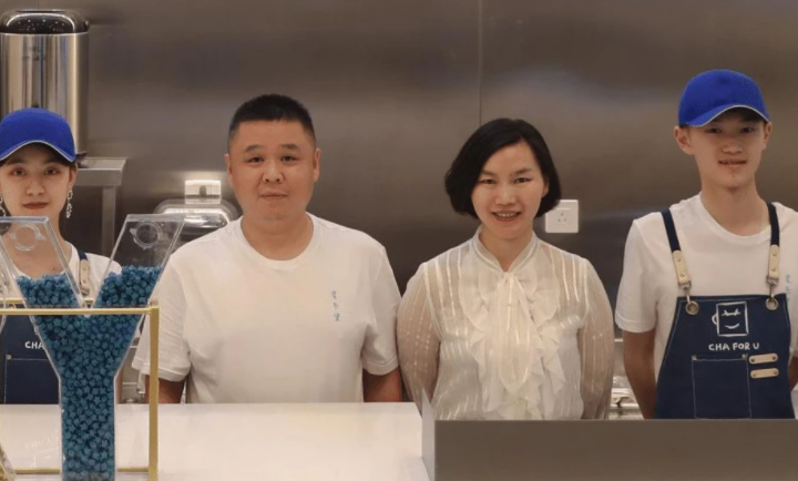 王俊凯粉丝排队买奶茶似打疫苗现场,原因是王(图2) 王俊凯粉丝排队买奶茶似打疫苗现场,原因是王俊凯父母奶茶店歇业
