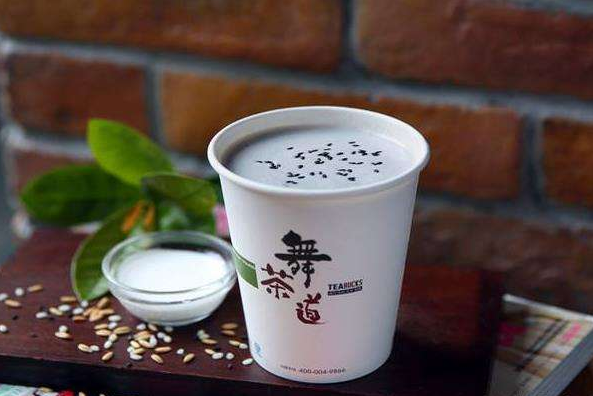 九零后女孩摆摊卖奶茶,成为新晋打卡店 九零后女孩摆摊卖奶茶,成为新晋打卡店
