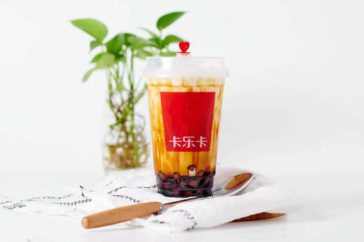 九零后女孩摆摊卖奶茶,成为新晋打卡店 九零后女孩摆摊卖奶茶,成为新晋打卡店